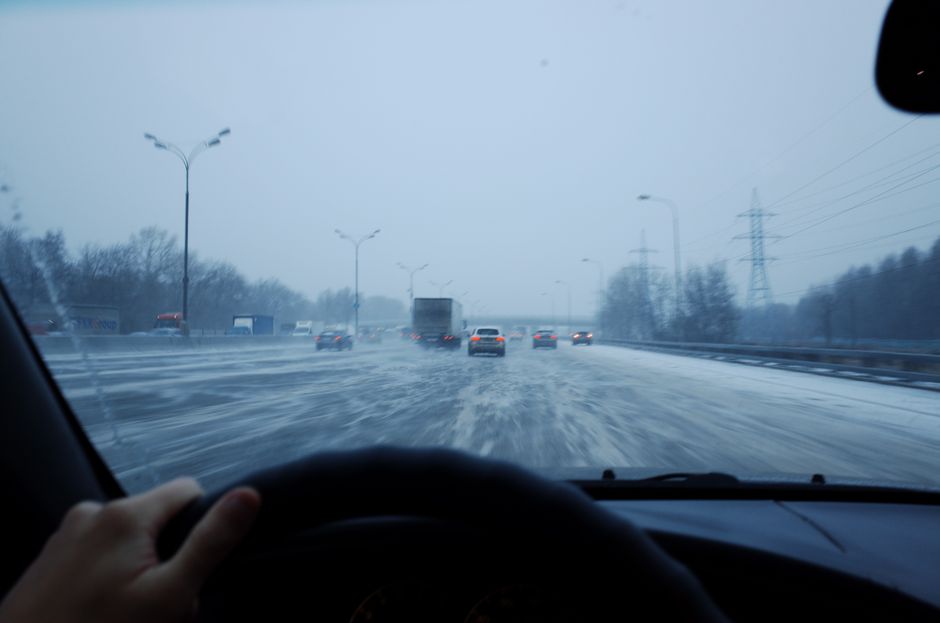 Kako spremljati vremenske razmere med vožnjo in varno cestovati